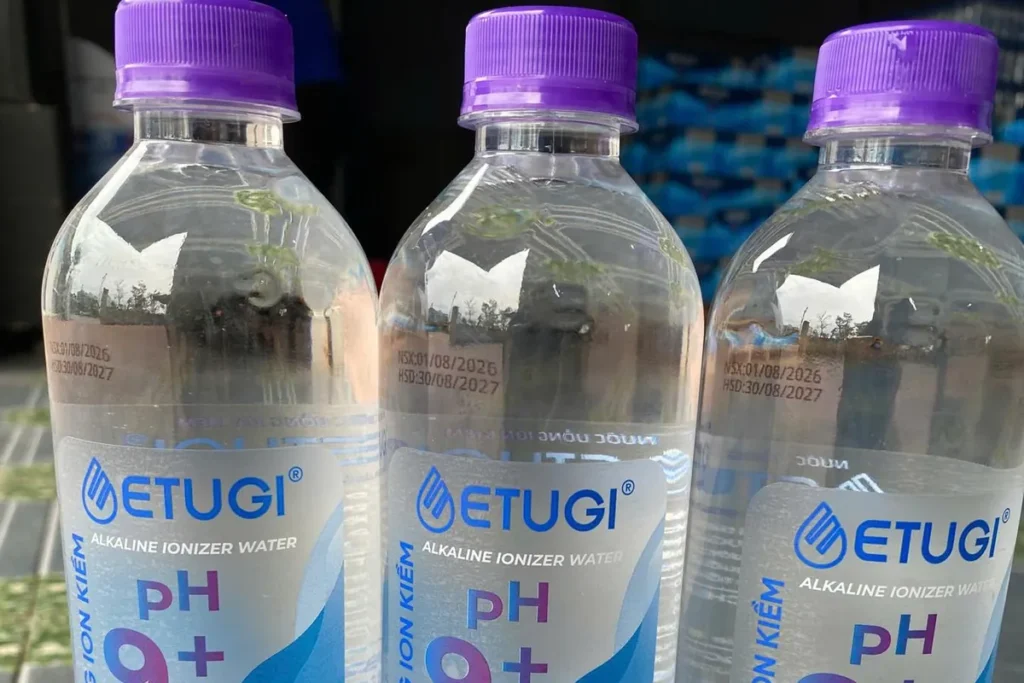 Ba chai nước uống ETUGI 500 ml trước kho hàng