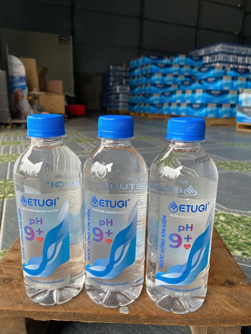 Chai ETUGI 350 ml, phía sau là các thùng hàng