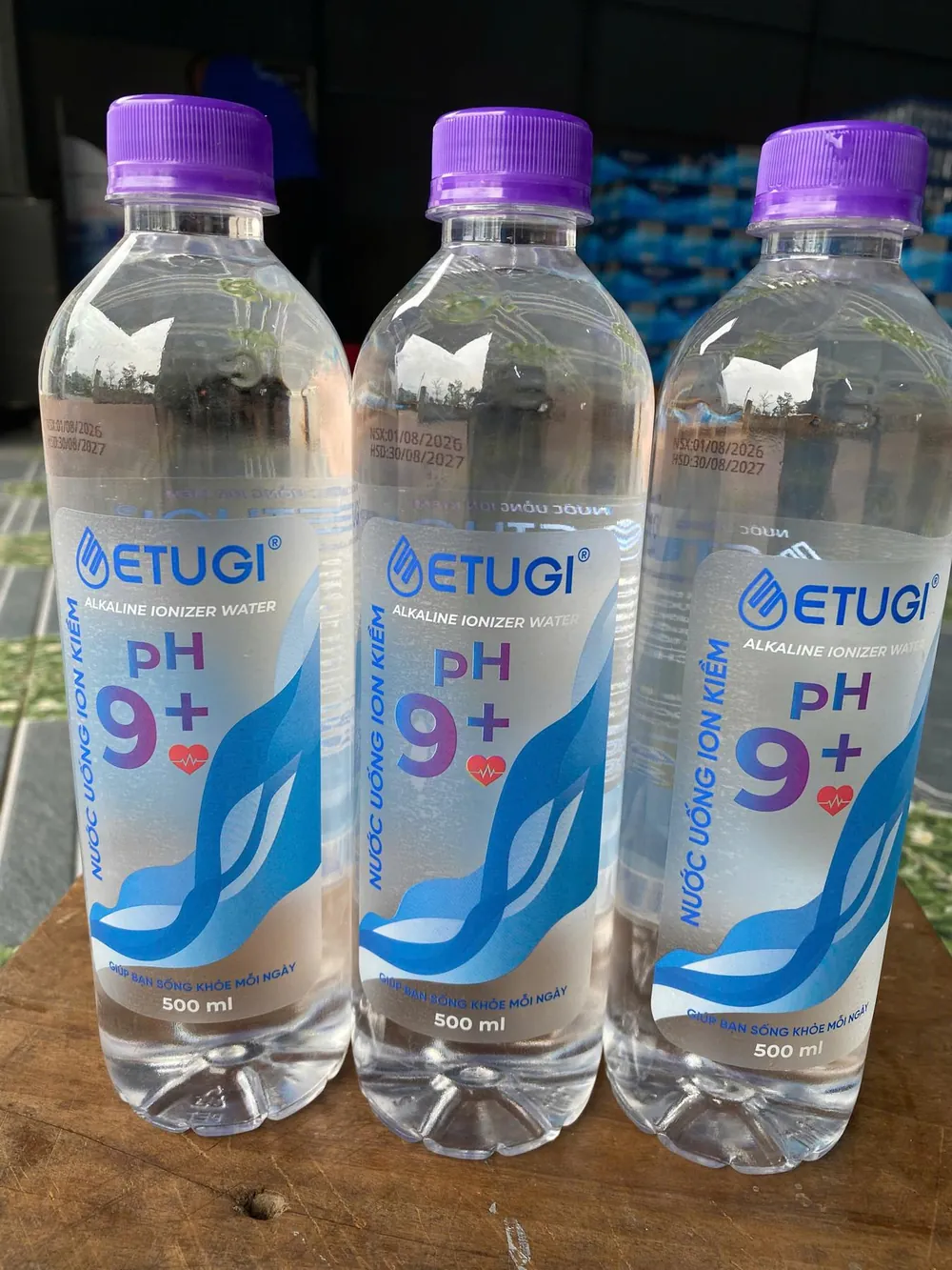 Chai ETUGI 500 ml, phía sau là các thùng hàng